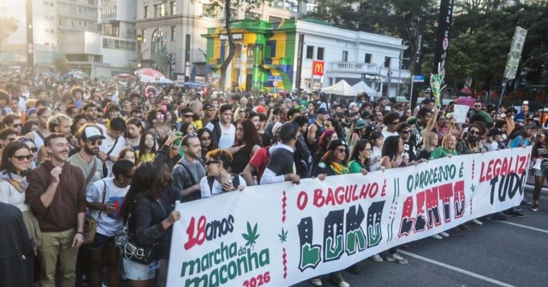 Participantes da Marcha da Maconha caminham pela Avenida Paulista durante ato em defesa da regulamentação da cannabis e do acesso ao uso medicinal da planta