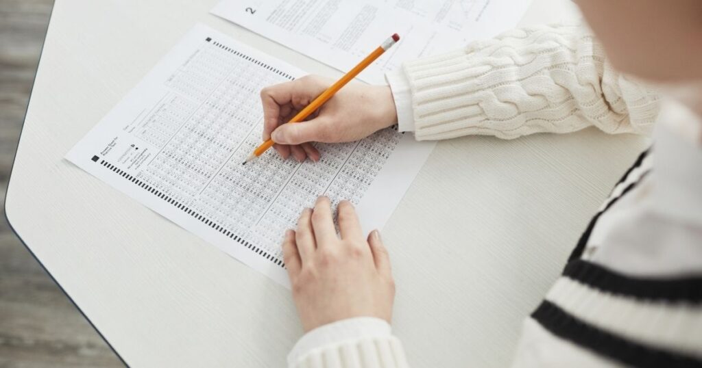 Pessoa fazendo prova de Concurso Público