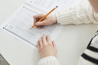 Pessoa fazendo prova de Concurso Público
