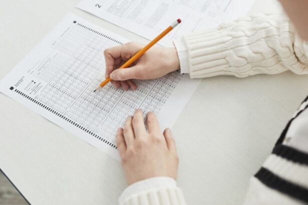 Pessoa fazendo prova de Concurso Público