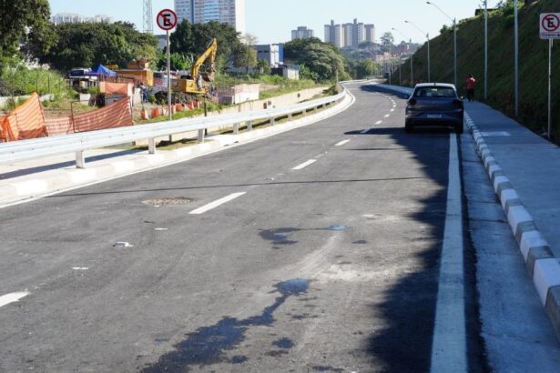 Nova avenida Dona Rosa Maria da Conceição Barbosa, inaugurada em Guarulhos às margens do córrego dos Cubas