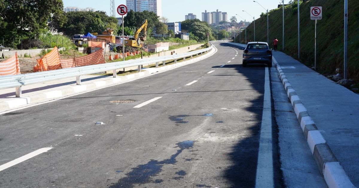 Nova avenida Dona Rosa Maria da Conceição Barbosa, inaugurada em Guarulhos às margens do córrego dos Cubas