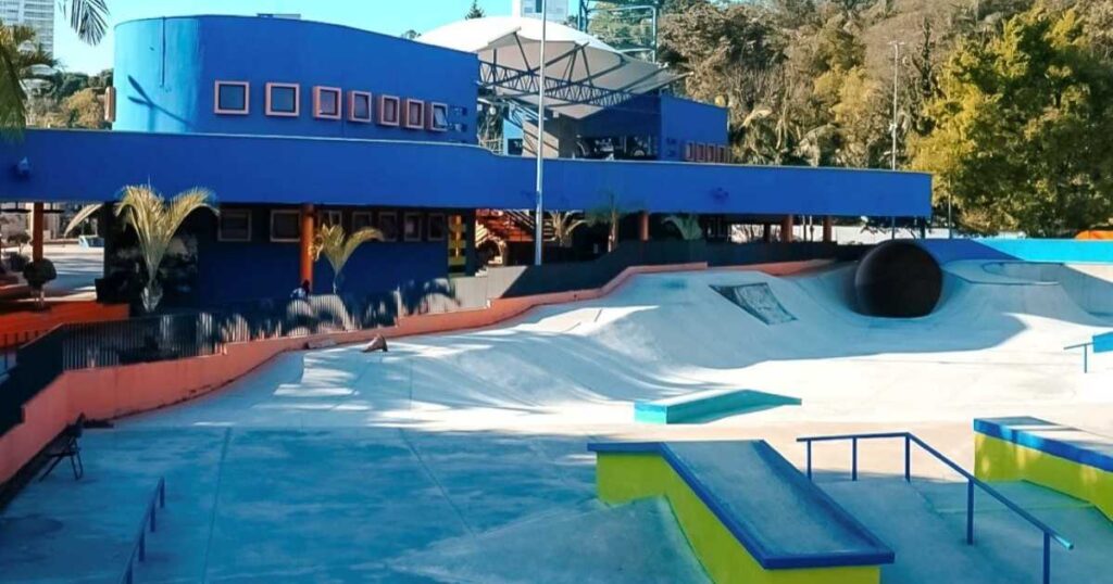 Vista do Parque da Juventude de São Bernardo após revitalização, com pistas de skate, half pipe e áreas de esportes radicais renovadas