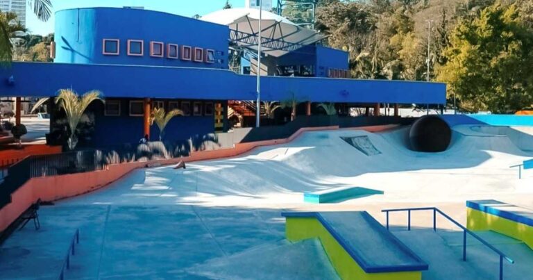 Vista do Parque da Juventude de São Bernardo após revitalização, com pistas de skate, half pipe e áreas de esportes radicais renovadas