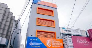 Estudantes durante atividade na Faculdade Municipal de São Bernardo, programa que oferece Ensino Superior gratuito para moradores de baixa renda e profissionais da saúde