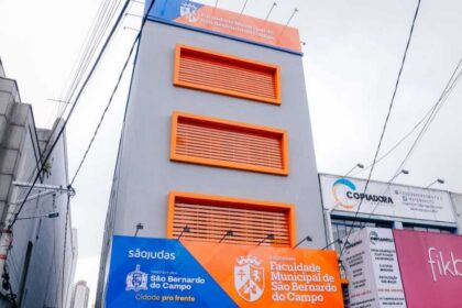 Estudantes durante atividade na Faculdade Municipal de São Bernardo, programa que oferece Ensino Superior gratuito para moradores de baixa renda e profissionais da saúde