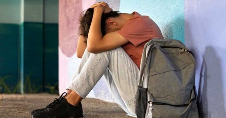 Adolescente sozinho durante as férias escolares, período que pode aumentar a sensação de isolamento e exigir atenção dos pais