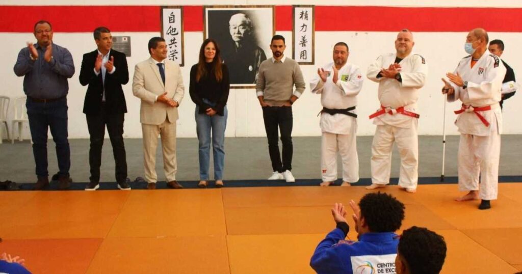 Prefeito Marcelo Lima e a secretária estadual de Esportes, Cláudia Carletto, durante visita à Arena Caixa, em São Bernardo, onde funcionam os Centros de Excelência de Atletismo e Judô