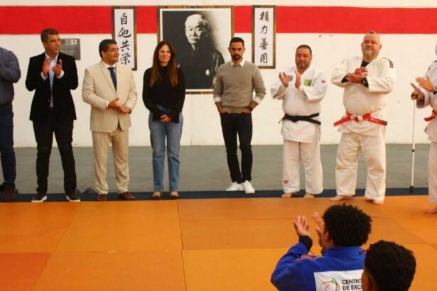 Prefeito Marcelo Lima e a secretária estadual de Esportes, Cláudia Carletto, durante visita à Arena Caixa, em São Bernardo, onde funcionam os Centros de Excelência de Atletismo e Judô