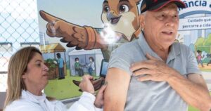 Profissional de saúde aplica vacina contra o sarampo durante campanha de imunização em unidade de saúde de São Bernardo