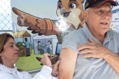 Profissional de saúde aplica vacina contra o sarampo durante campanha de imunização em unidade de saúde de São Bernardo