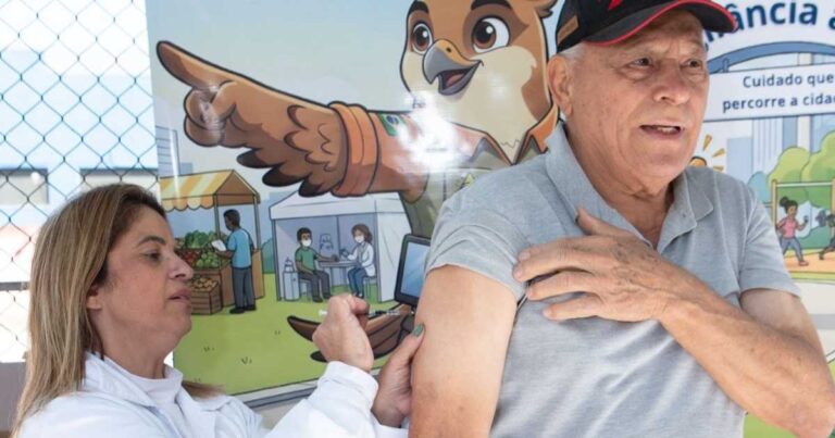 Profissional de saúde aplica vacina contra o sarampo durante campanha de imunização em unidade de saúde de São Bernardo