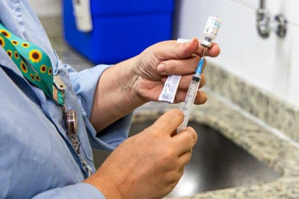 Profissional de saúde aplica a vacina Pneumocócica 23 em um idoso durante campanha de imunização em São Bernardo