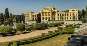 Famílias e crianças participam de atividades educativas durante a programação especial de férias no Museu do Ipiranga, em São Paulo