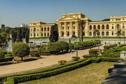 Famílias e crianças participam de atividades educativas durante a programação especial de férias no Museu do Ipiranga, em São Paulo