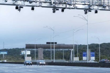 Pórtico eletrônico do Free Flow na Rodovia dos Imigrantes