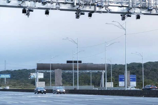 Pórtico eletrônico do Free Flow na Rodovia dos Imigrantes