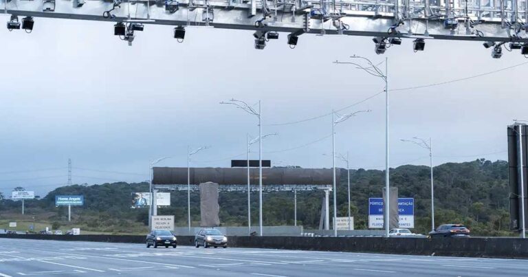Pórtico eletrônico do Free Flow na Rodovia dos Imigrantes
