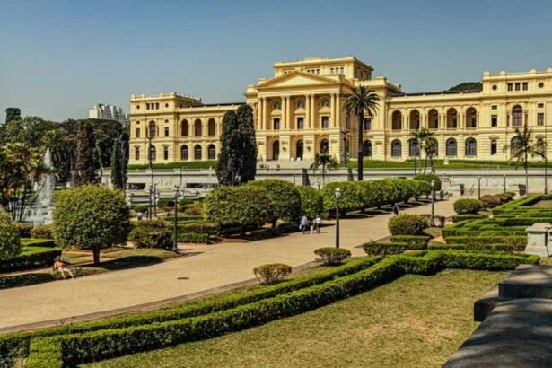 Famílias e crianças participam de atividades educativas durante a programação especial de férias no Museu do Ipiranga, em São Paulo
