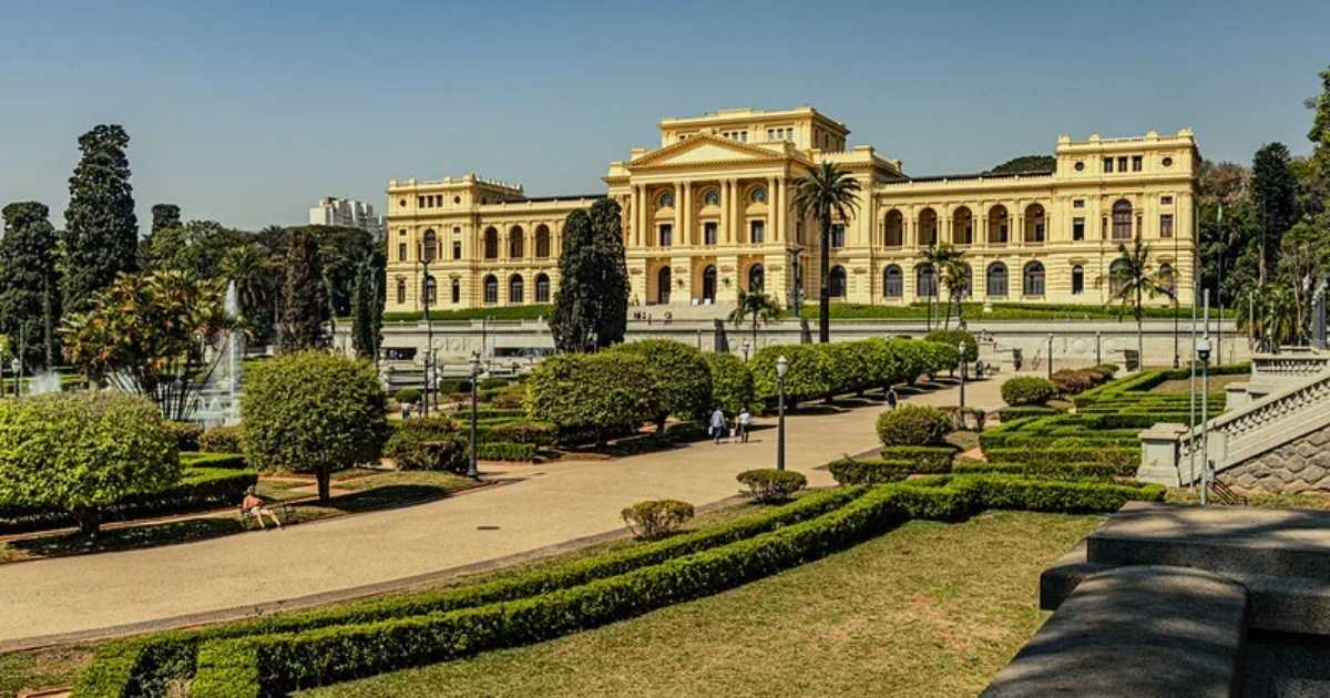 Famílias e crianças participam de atividades educativas durante a programação especial de férias no Museu do Ipiranga, em São Paulo