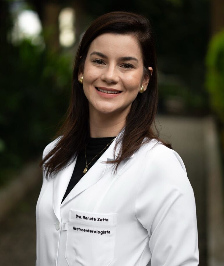 Profissional de saúde segura fita amarela da campanha Julho Amarelo, símbolo da conscientização sobre prevenção e diagnóstico precoce das hepatites virais.