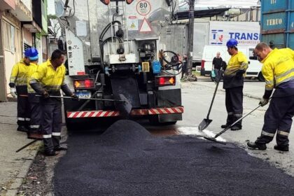 Equipe de zeladoria da Prefeitura de Guarulhos realizando serviços nas regionais
