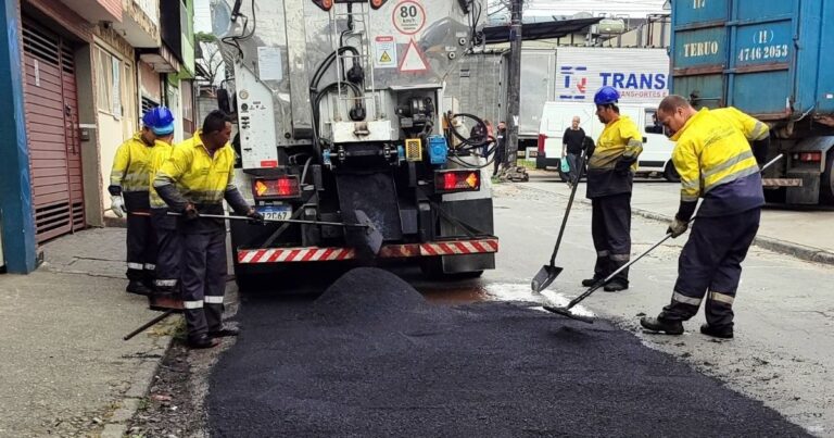 Equipe de zeladoria da Prefeitura de Guarulhos realizando serviços nas regionais