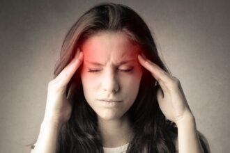 Saúde: Pessoa com sintomas de gripe causados pela amplitude térmica no inverno;