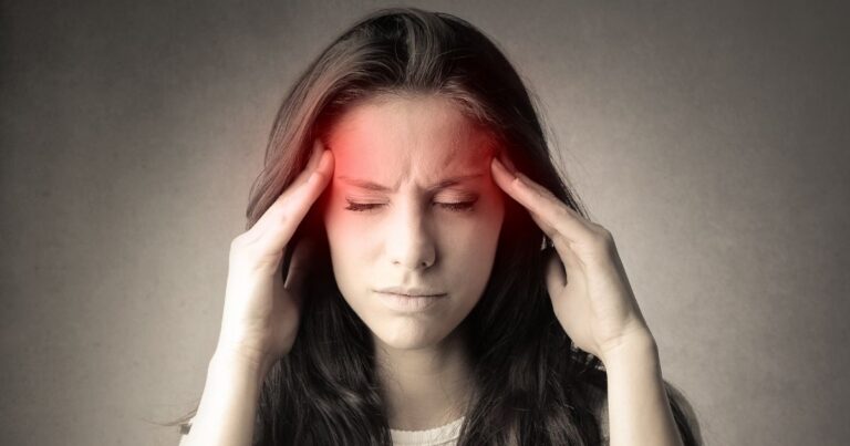 Saúde: Pessoa com sintomas de gripe causados pela amplitude térmica no inverno;