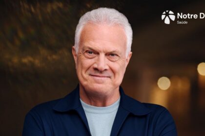 Pedro Bial em cena da nova campanha da NotreDame Saúde com posicionamento Premium inteligente