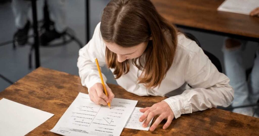 Estudante se preparando para o vestibular e o Enem
