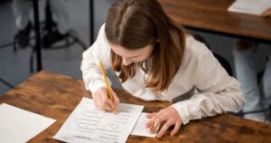 Estudante se preparando para o vestibular e o Enem