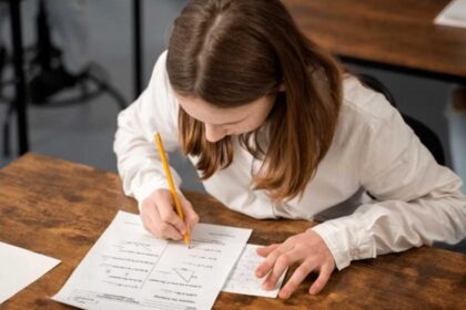 Estudante se preparando para o vestibular e o Enem