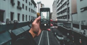 Pessoa fotografando, hábito que pode revelar ansiedade segundo psiquiatra da Hapvida