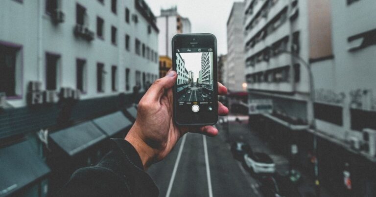 Pessoa fotografando, hábito que pode revelar ansiedade segundo psiquiatra da Hapvida