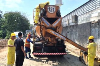 Equipe realiza obras de concretagem na avenida Baquirivu, em Guarulhos