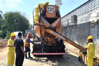 Equipe realiza obras de concretagem na avenida Baquirivu, em Guarulhos