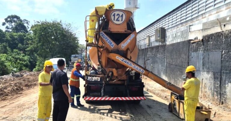 Equipe realiza obras de concretagem na avenida Baquirivu, em Guarulhos