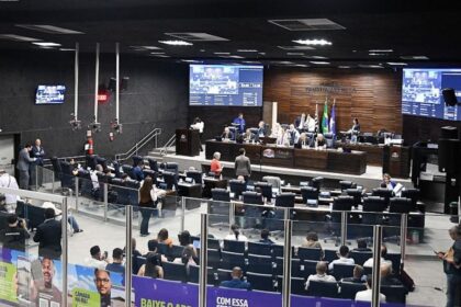 Sessão ordinária da Câmara Municipal de Guarulhos na segunda-feira (31) que aprovou o projeto de lei sobre sinalização de zonas cardeais nas vias da cidade