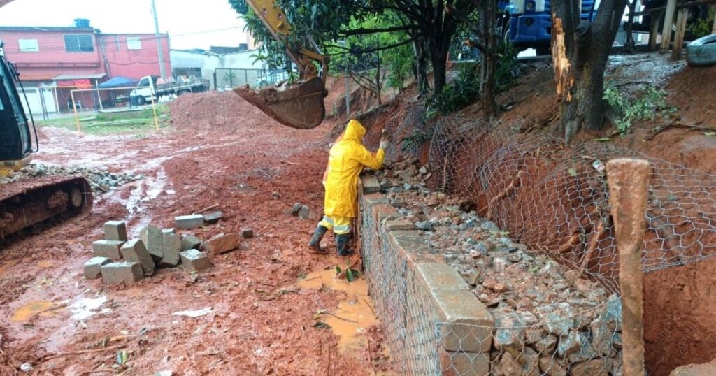 Gaiolas de gabião usadas na contenção de erosão no Jardim Normandia, em Guarulhos