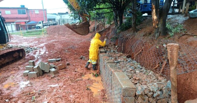 Gaiolas de gabião usadas na contenção de erosão no Jardim Normandia, em Guarulhos