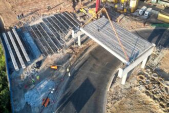 Construção do primeiro viaduto interno de Guarulhos, parte do pacote de 16 obras viárias entregues desde 2025