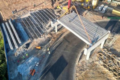 Construção do primeiro viaduto interno de Guarulhos, parte do pacote de 16 obras viárias entregues desde 2025