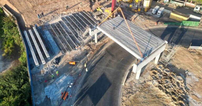 Construção do primeiro viaduto interno de Guarulhos, parte do pacote de 16 obras viárias entregues desde 2025