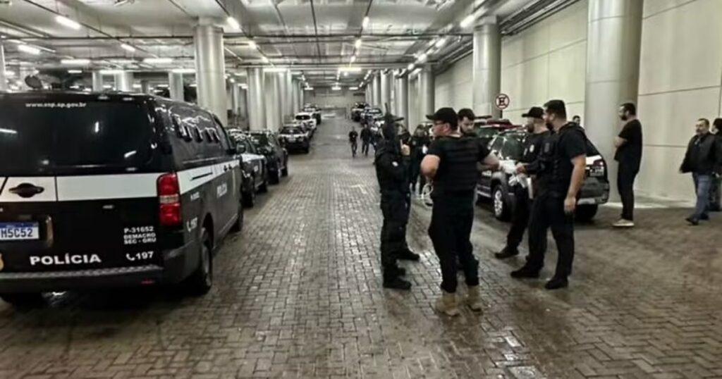 Policiais civis durante cumprimento de mandados da Operação Alta Cúpula em imóveis de luxo em Guarulhos