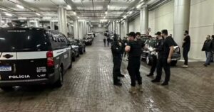 Policiais civis durante cumprimento de mandados da Operação Alta Cúpula em imóveis de luxo em Guarulhos