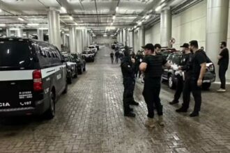 Policiais civis durante cumprimento de mandados da Operação Alta Cúpula em imóveis de luxo em Guarulhos