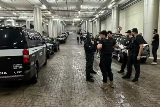 Policiais civis durante cumprimento de mandados da Operação Alta Cúpula em imóveis de luxo em Guarulhos