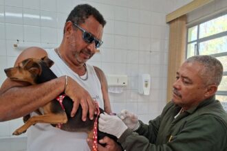 Veterinário aplica vacina antirrábica em cachorro no Centro de Controle de Zoonoses de Guarulhos