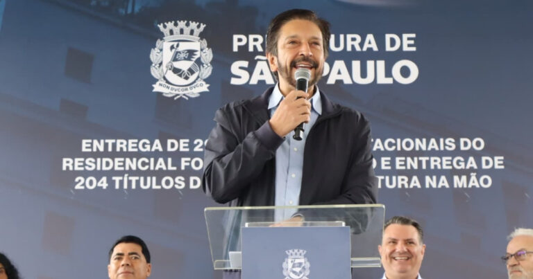 Prefeito Ricardo Nunes entrega apartamentos e escrituras definitivas a famílias de São Mateus, na Zona Leste de São Paulo